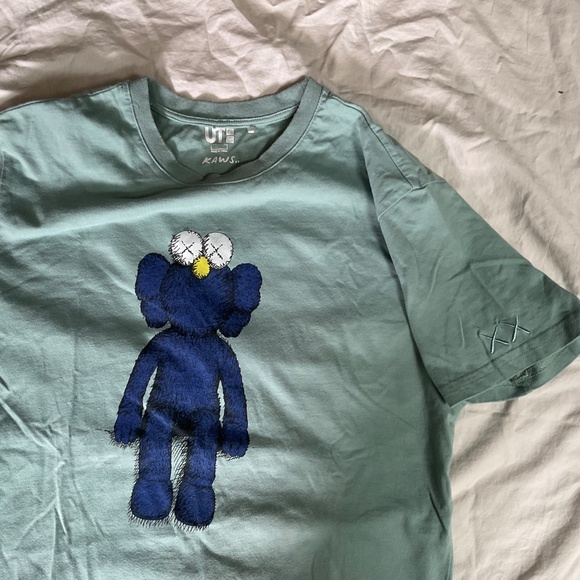 Uniqlo X KAWS Collab Tshirt size small - Picture 4 of 8